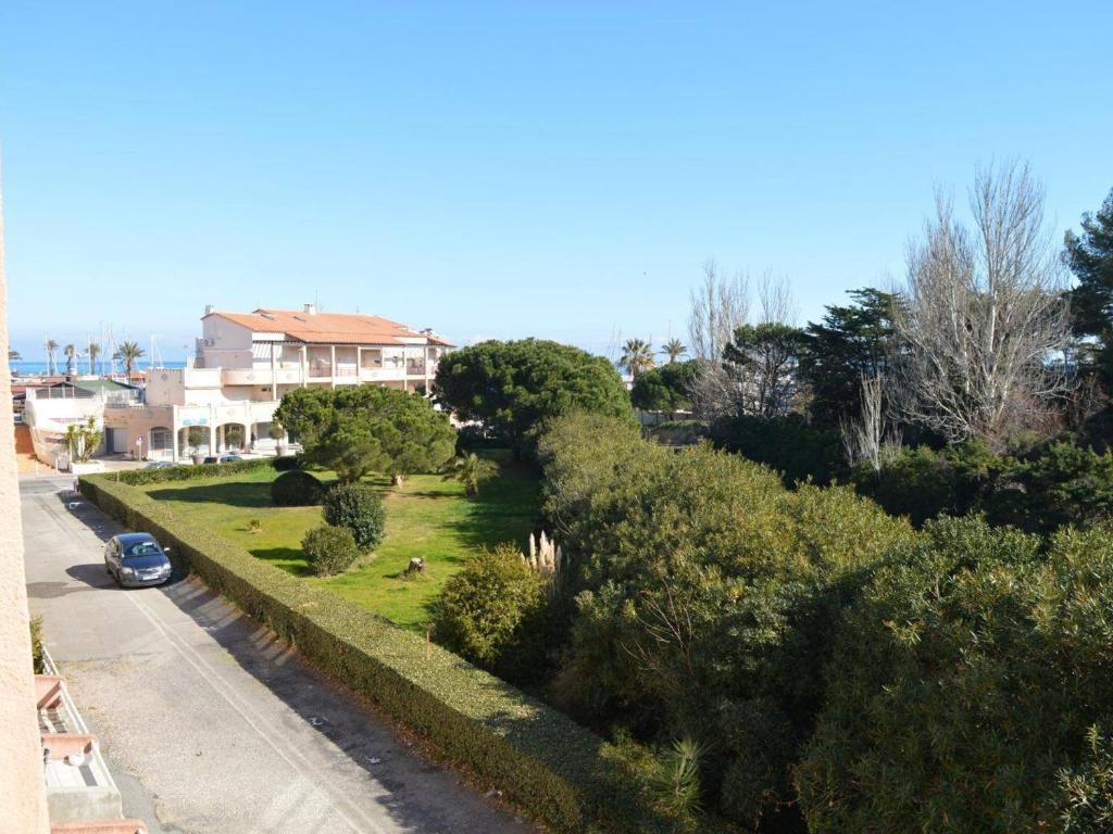 Elle offre une vue sur une cour avec des buissons et des arbres. dans l'établissement Studio cabine rénové, équipé pour 4 pers., parking privé - Saint Cyprien - FR-1-225D-5, à Saint Cyprien Plage