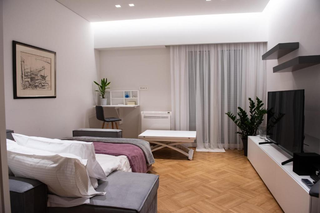 Televízia a/alebo spoločenská miestnosť v ubytovaní Katia Modern Apartment in Athens
