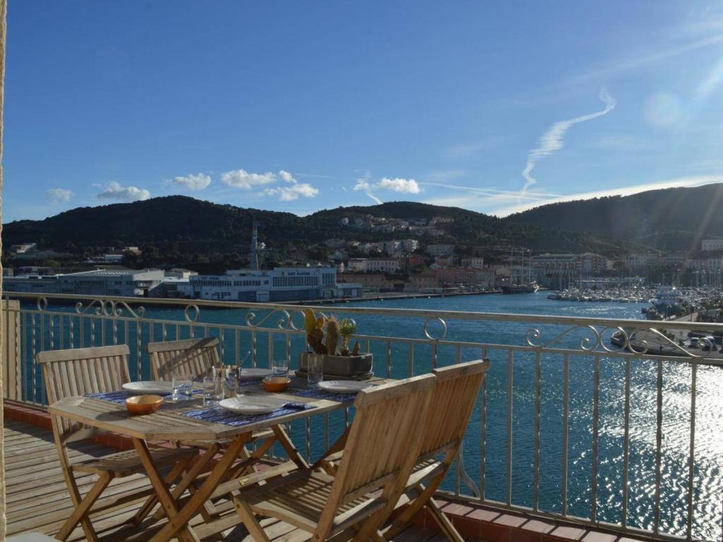une table sur un balcon avec vue sur l'eau dans l'établissement Studio 2-4 pers avec terrasse et vue mer, Port-Vendres, calme, proximité centre - FR-1-225C-7, à Port-Vendres