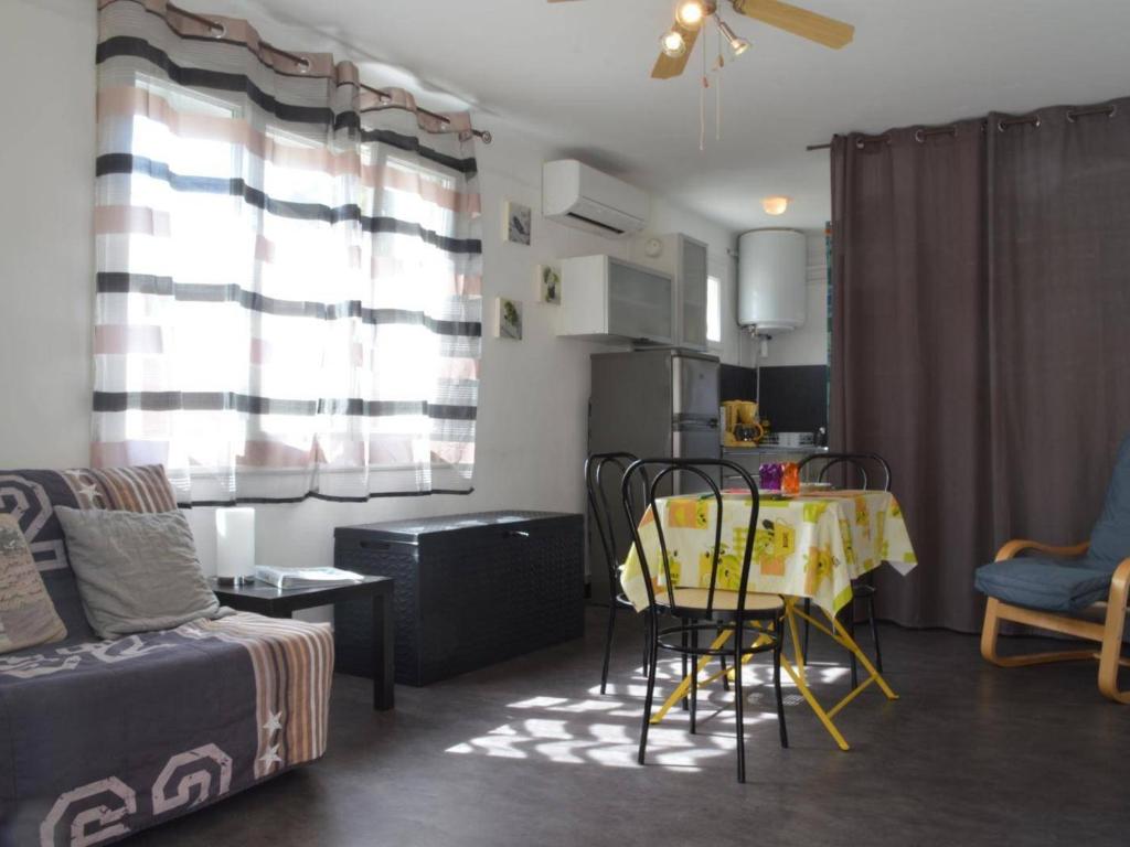 Il comprend un salon avec une table et une cuisine. dans l'établissement Appartement Banyuls-sur-Mer, 1 pièce, 2 personnes - FR-1-225C-25, à Banyuls-sur-Mer