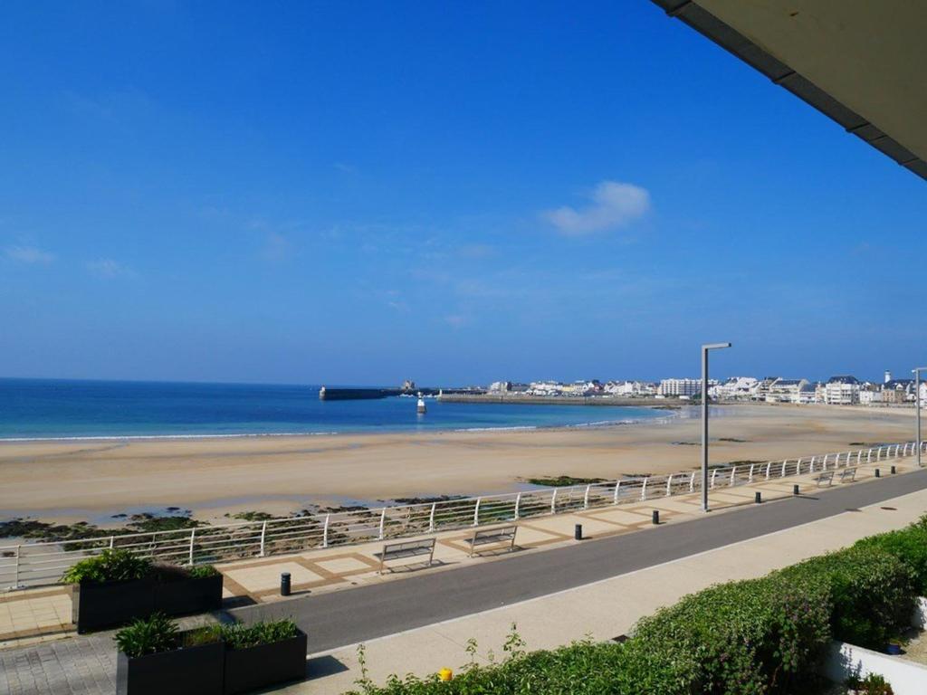 a view of the beach from the balcony at Quiberon: Appartement 3 pièces avec balcon et parking près du centre - FR-1-478-37 in Quiberon
