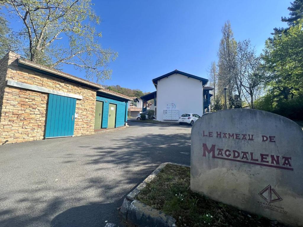 Un cartello che dice che ha raccolto del macrollemite davanti a un edificio. di Appartement Cambo-les-Bains, 2 pièces, 2 personnes - FR-1-495-4 a Cambo-les-Bains