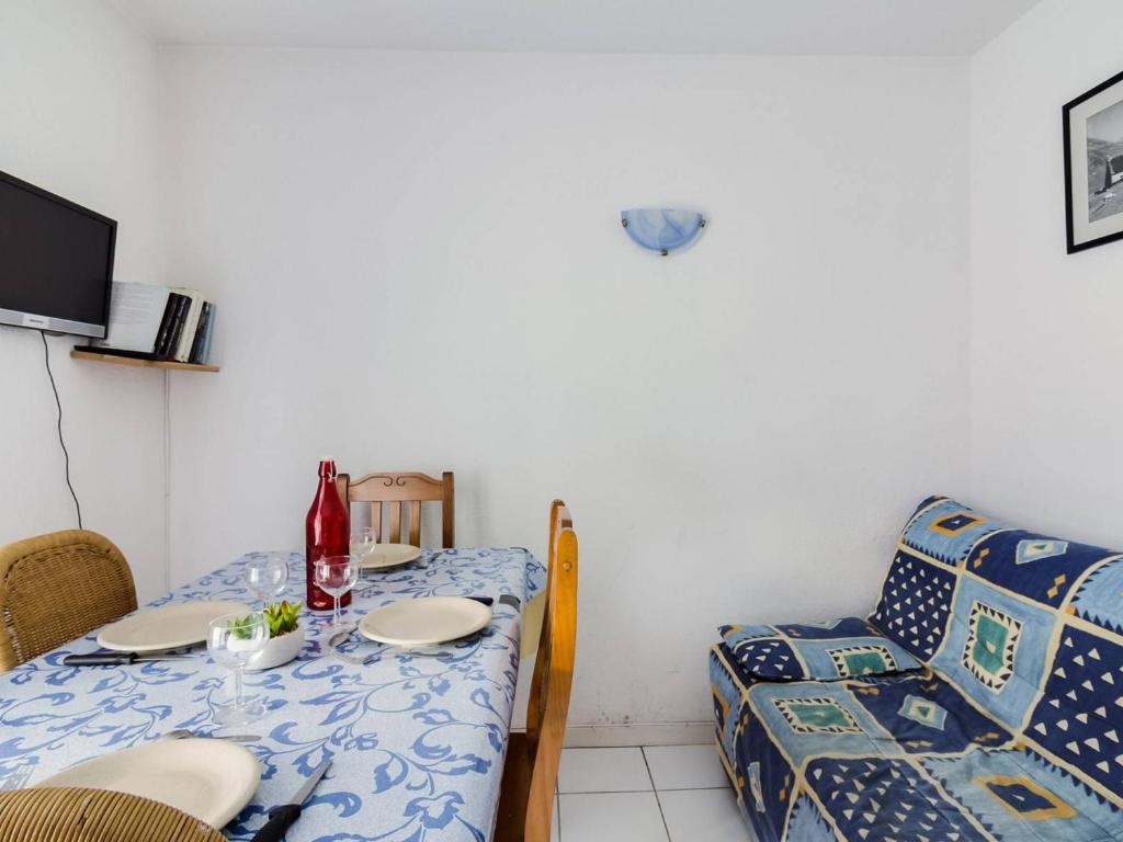 ein kleines Esszimmer mit einem Tisch und einem Sofa in der Unterkunft Appartement Luz-Saint-Sauveur, 2 pièces, 4 personnes - FR-1-402-79 in Luz-Saint-Sauveur
