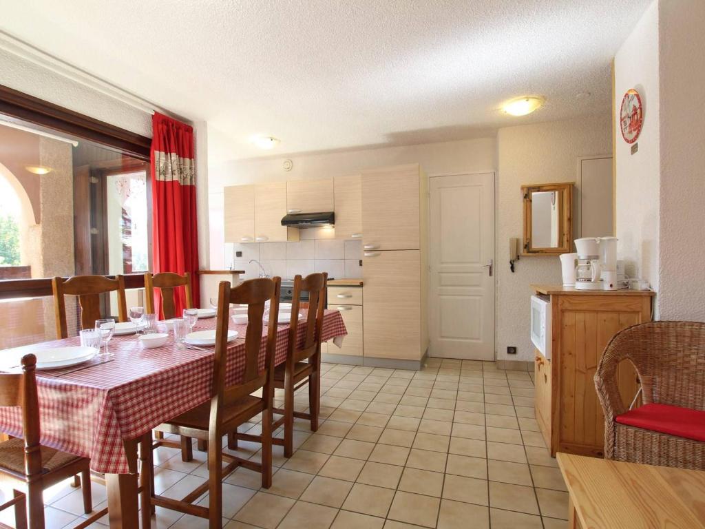 une cuisine et une salle à manger avec une table et des chaises dans l'établissement Appartement T2 cabine à Briançon, parfait pour 4-6 pers, proche centre, télécabine et commerces - FR-1-330C-65, à Briançon