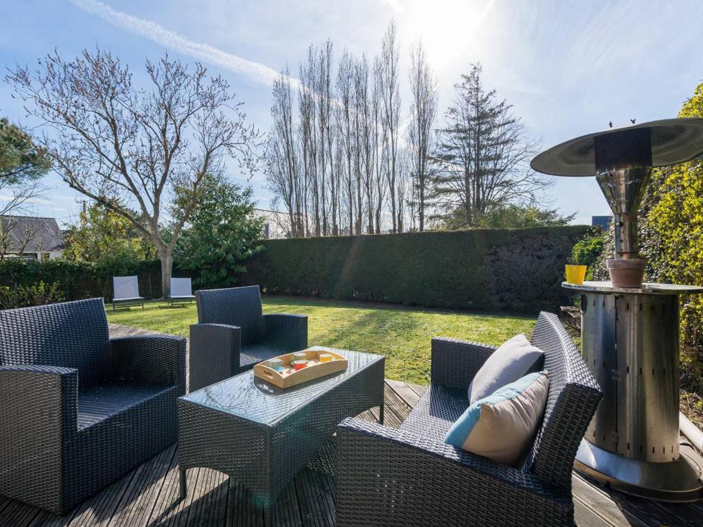 un patio avec des chaises, une table et une fontaine dans l'établissement Maison à Carnac, proche plage, jardin clos, 3 pièces, 4 pers, Wifi, parking, petit animal accepté - FR-1-477-154, à Carnac