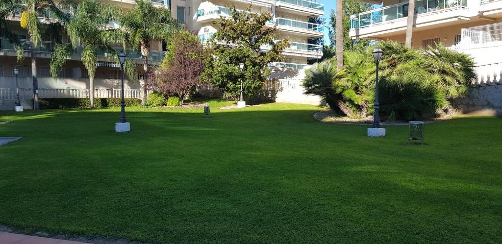Zahrada ubytování Appartement tout confort terrasse 21 m2 pleins sud wifi proche port aventura centre et plage 2 chambres 2 SDB piscine