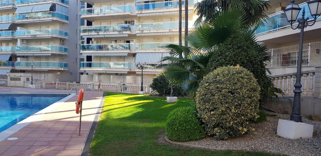 Bazén v ubytování Appartement tout confort terrasse 21 m2 pleins sud wifi proche port aventura centre et plage 2 chambres 2 SDB piscine nebo v jeho okolí