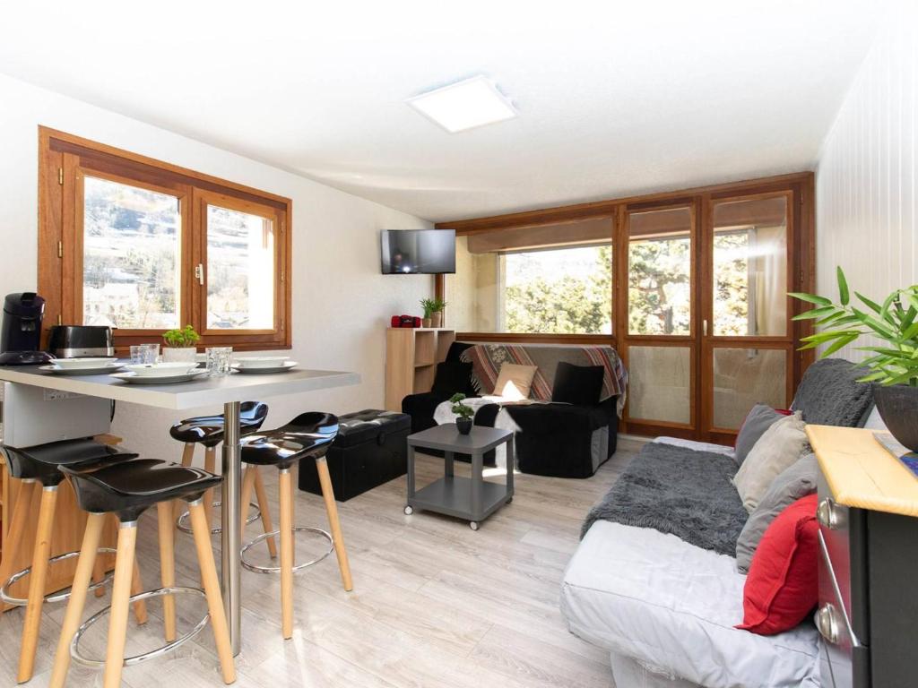 un salon avec un canapé et une table dans l'établissement Appartement cosy 4 pers avec parking, proche centre, commerces et téléphérique - FR-1-296-279, à Saint-Lary-Soulan