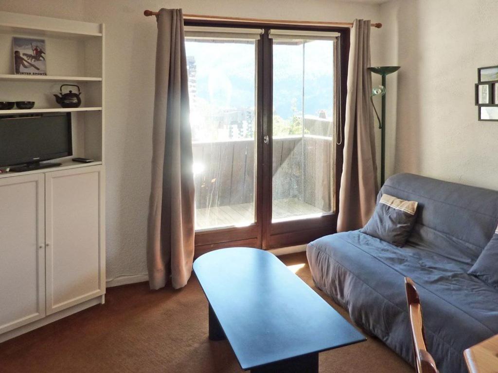 uma sala de estar com um sofá e uma grande janela em Appartement Les Orres, 2 pièces, 6 personnes - FR-1-322-371 em Les Orres