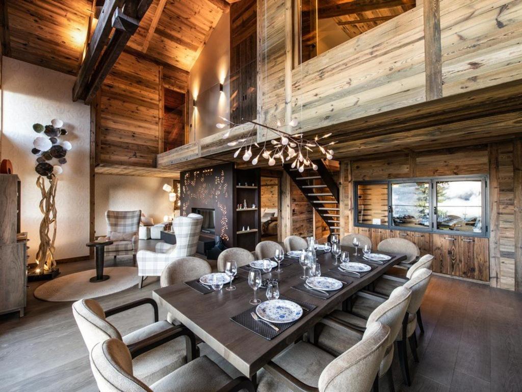 uma sala de jantar com uma mesa longa e cadeiras em Chalet Montvalezan-La Rosière, 8 pièces, 12 personnes - FR-1-398-622 em Montvalezan