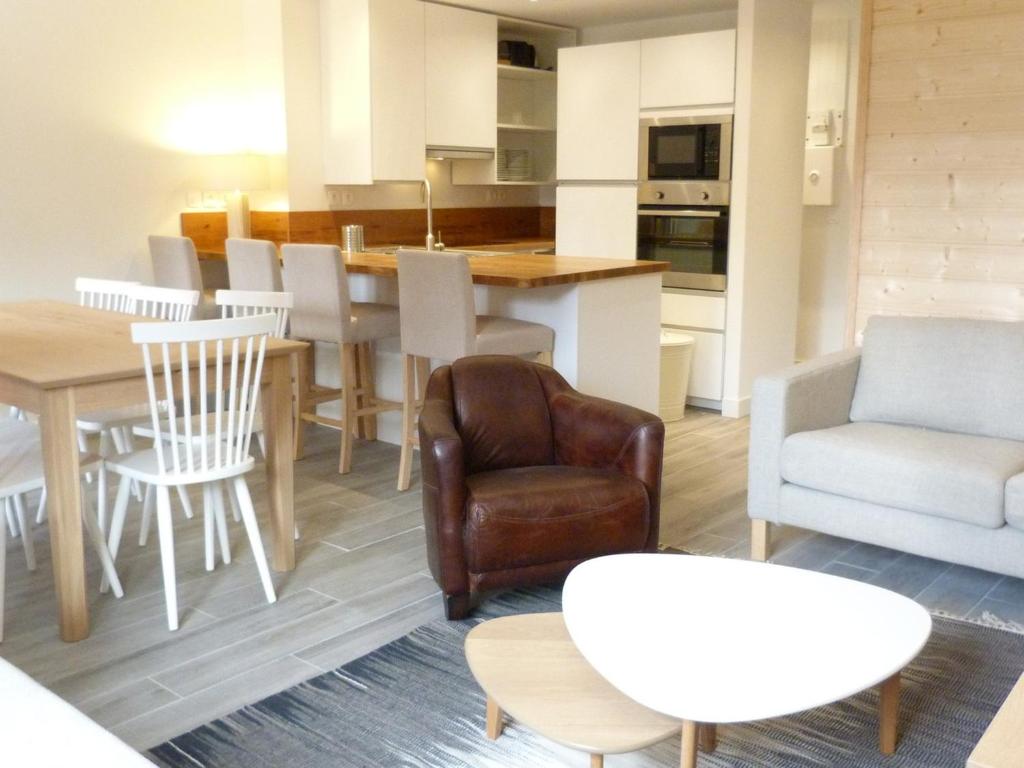 une cuisine et un salon avec une table et des chaises dans l'établissement Appartement moderne 4 pièces, terrasse sud-ouest, 150m des pistes, 8 personnes, Arc 1800 - FR-1-411-600, à Arc 1800