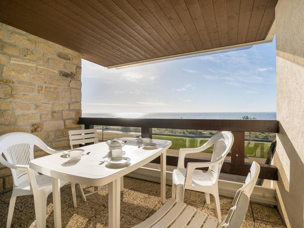 une table blanche et des chaises sur un balcon avec vue dans l'établissement Carnac - Studio cabine 4 pers, 28m², vue mer, parking, animaux acceptés - FR-1-477-117, à Carnac