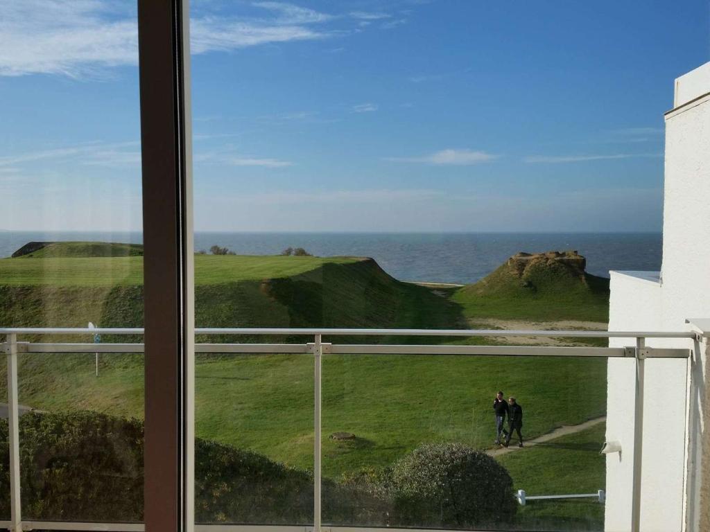 - une vue sur l'océan depuis la fenêtre d'un bâtiment dans l'établissement Appartement lumineux avec balcon, parking et animaux acceptés - FR-1-494-66, à Royan