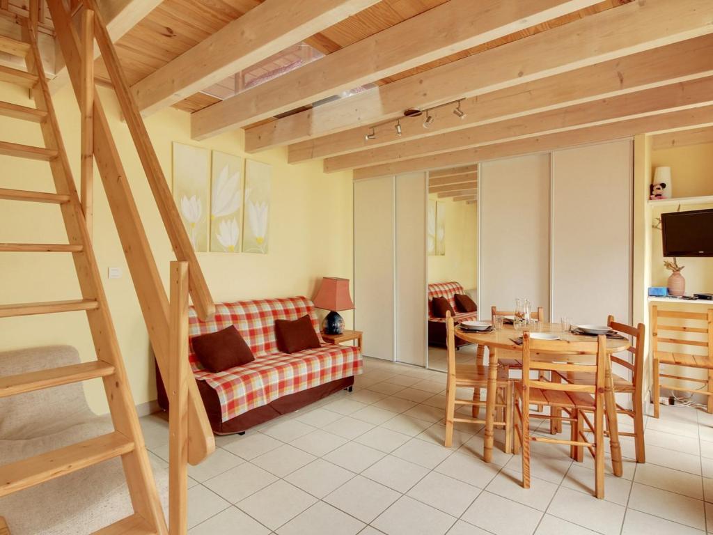 - un salon avec un canapé et une table dans l'établissement Studio Cauterets, 2 pièces, 4 personnes - FR-1-401-150, à Cauterets