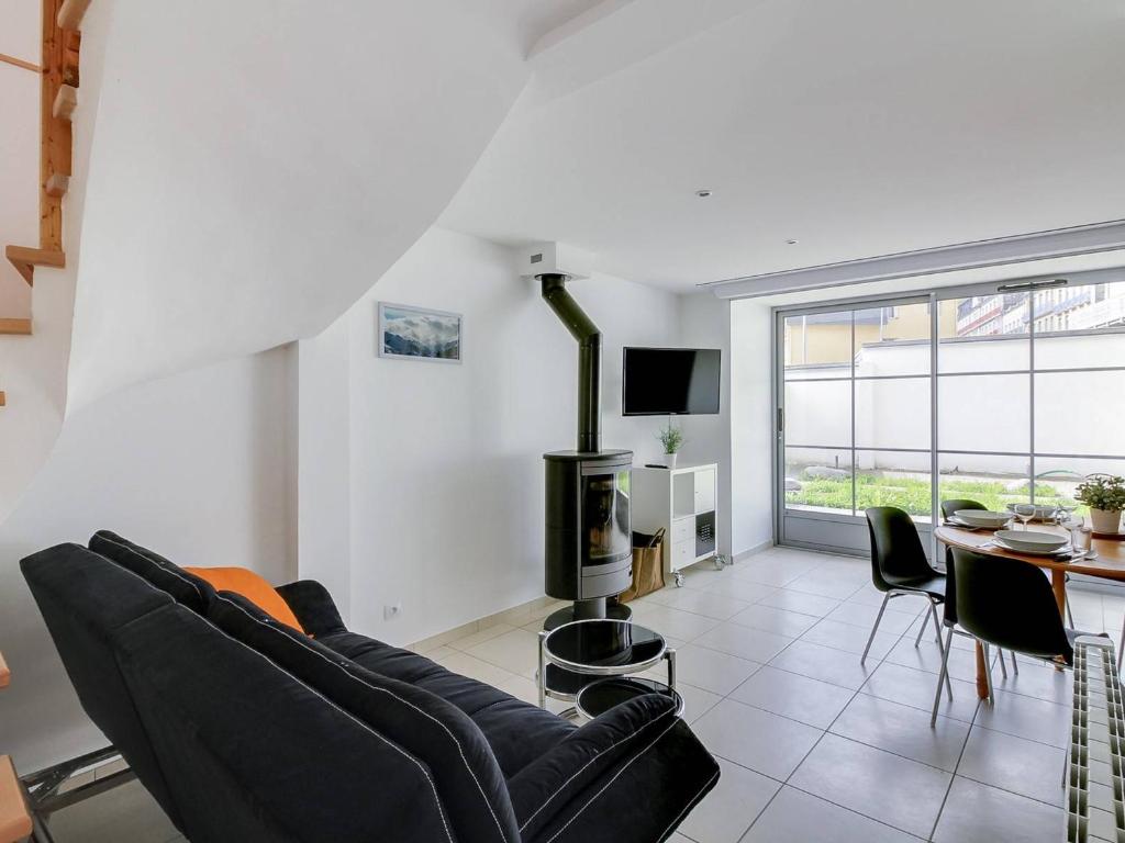 ein Wohnzimmer mit Sofa und Tisch in der Unterkunft Triplex 7p avec Terrasse, Parking et Casier à Skis - Centre de Cauterets, à 250m des Pistes - FR-1-401-173 in Cauterets