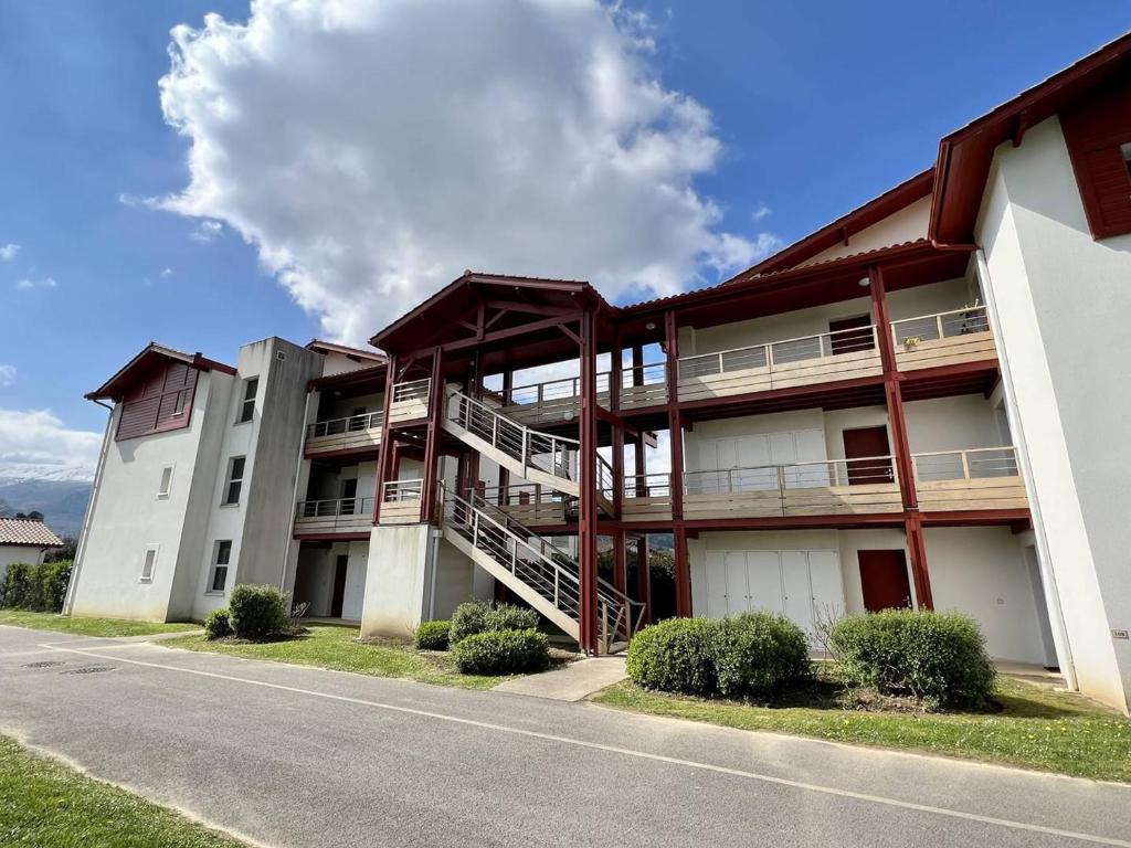 un edificio con balcones al lado de una calle en Appartement Itxassou, 2 pièces, 3 personnes - FR-1-495-47, en Itxassou