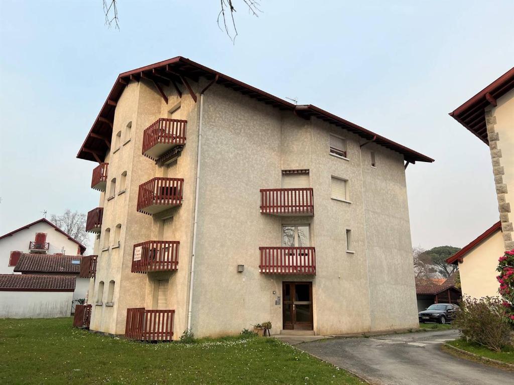 a building with balconies on the side of it at Appartement Cambo-les-Bains, 1 pièce, 2 personnes - FR-1-495-50 in Cambo-les-Bains