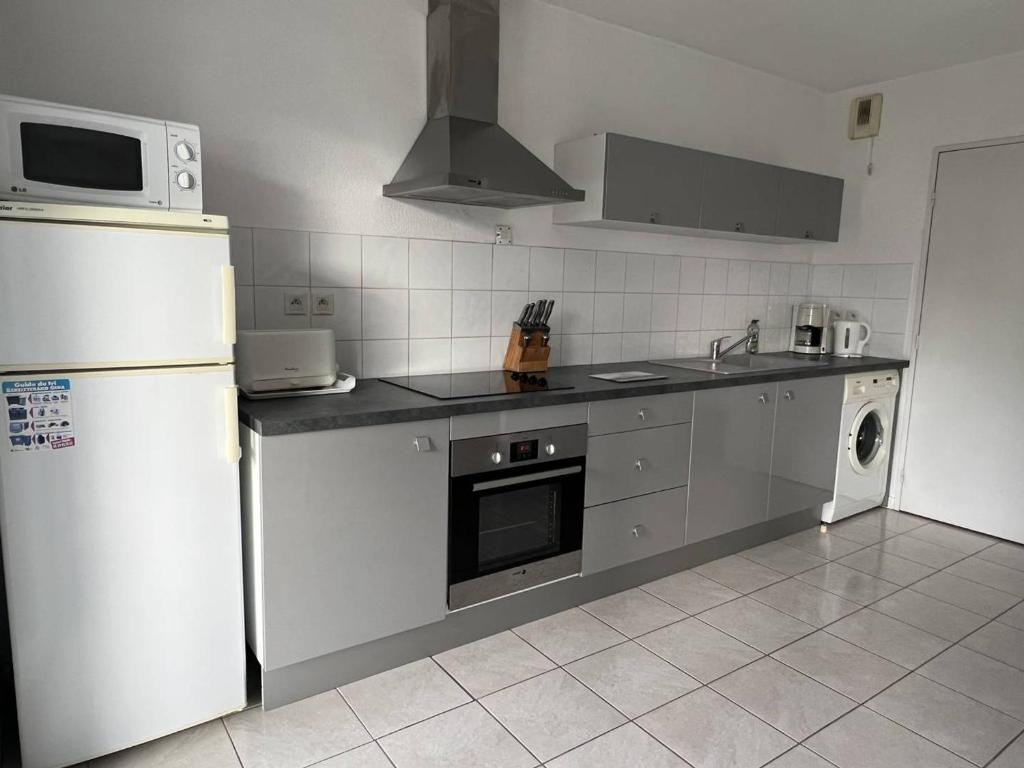 Een keuken of kitchenette bij Appartement Cambo-les-Bains, 2 pi&egrave;ces, 2 personnes - FR-1-495-56