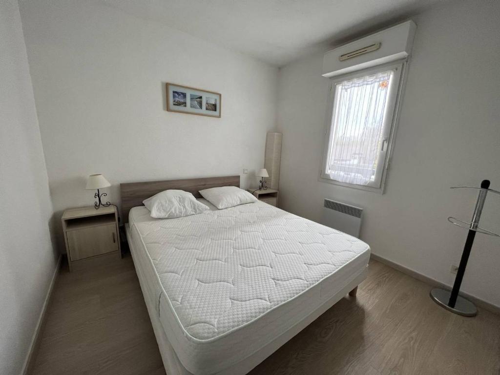 Een bed of bedden in een kamer bij Appartement Cambo-les-Bains, 2 pi&egrave;ces, 2 personnes - FR-1-495-56