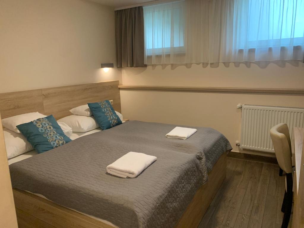 Posteľ alebo postele v izbe v ubytovaní Nimród Hotel és Ètterem