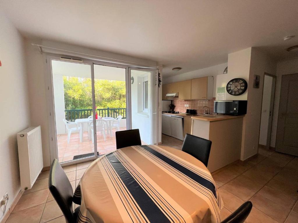 a kitchen and dining room with a table and chairs at Appartement Cambo-les-Bains, 2 pièces, 2 personnes - FR-1-495-57 in Cambo-les-Bains