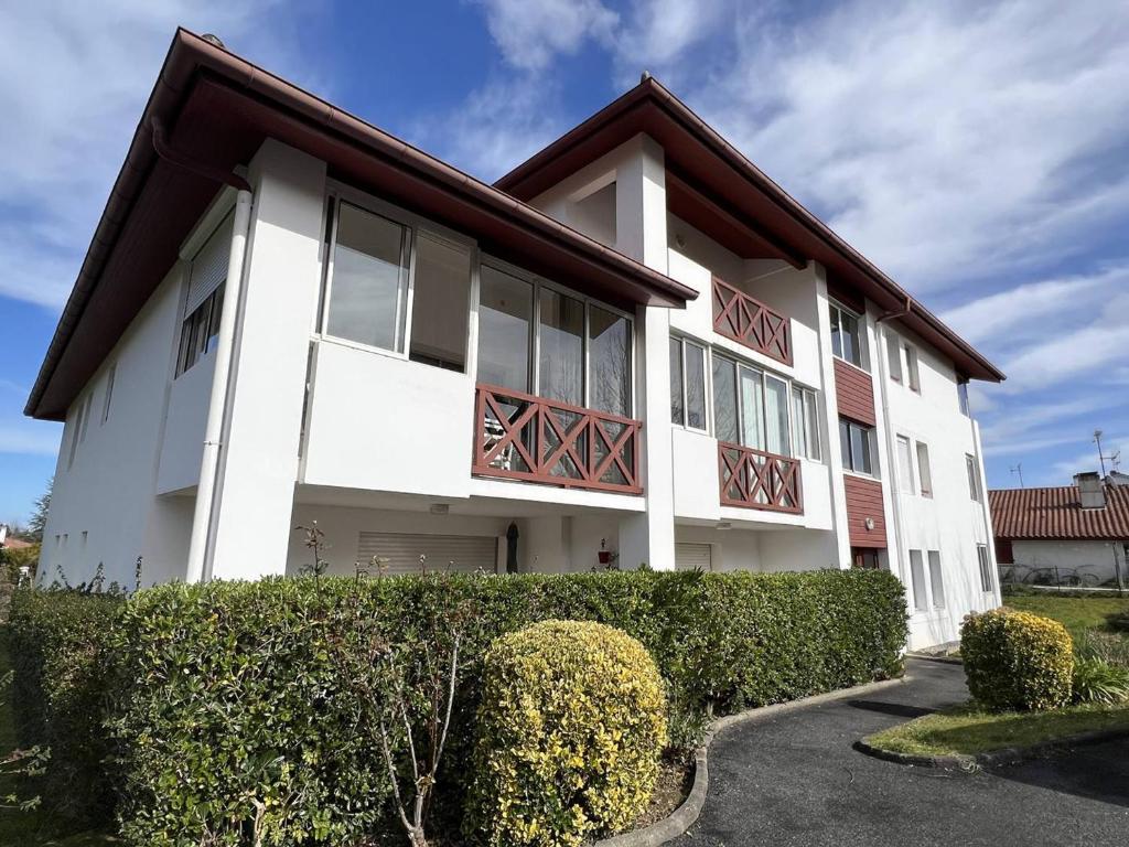 un edificio blanco con techo marrón en Appartement Cambo-les-Bains, 2 pièces, 2 personnes - FR-1-495-62, en Cambo-les-Bains