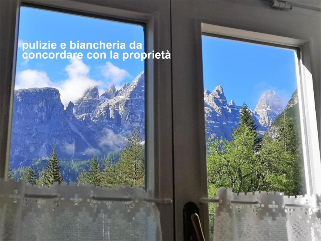 a window with a view of a mountain at Delizioso monolocale in Dobbiaco