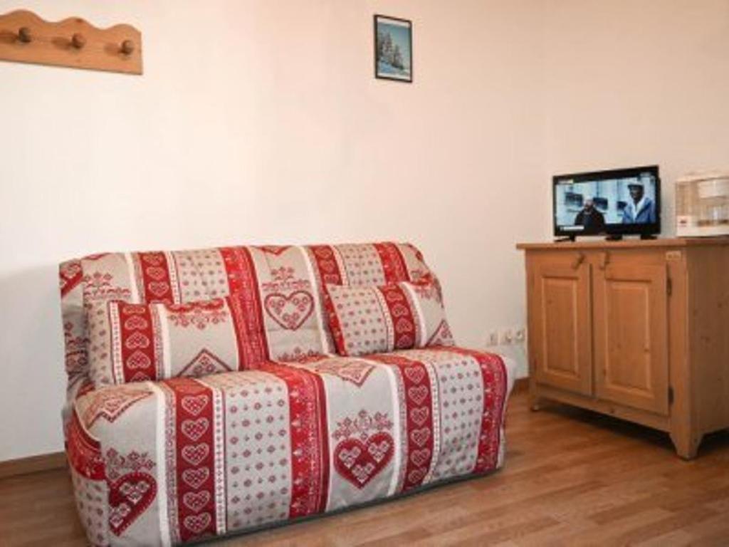 d'un salon avec un canapé et une télévision. dans l'établissement Studio cosy au pied des pistes, Montgenèvre - 2 pers, animaux acceptés, WiFi, casier à skis - FR-1-266-153, à Montgenèvre