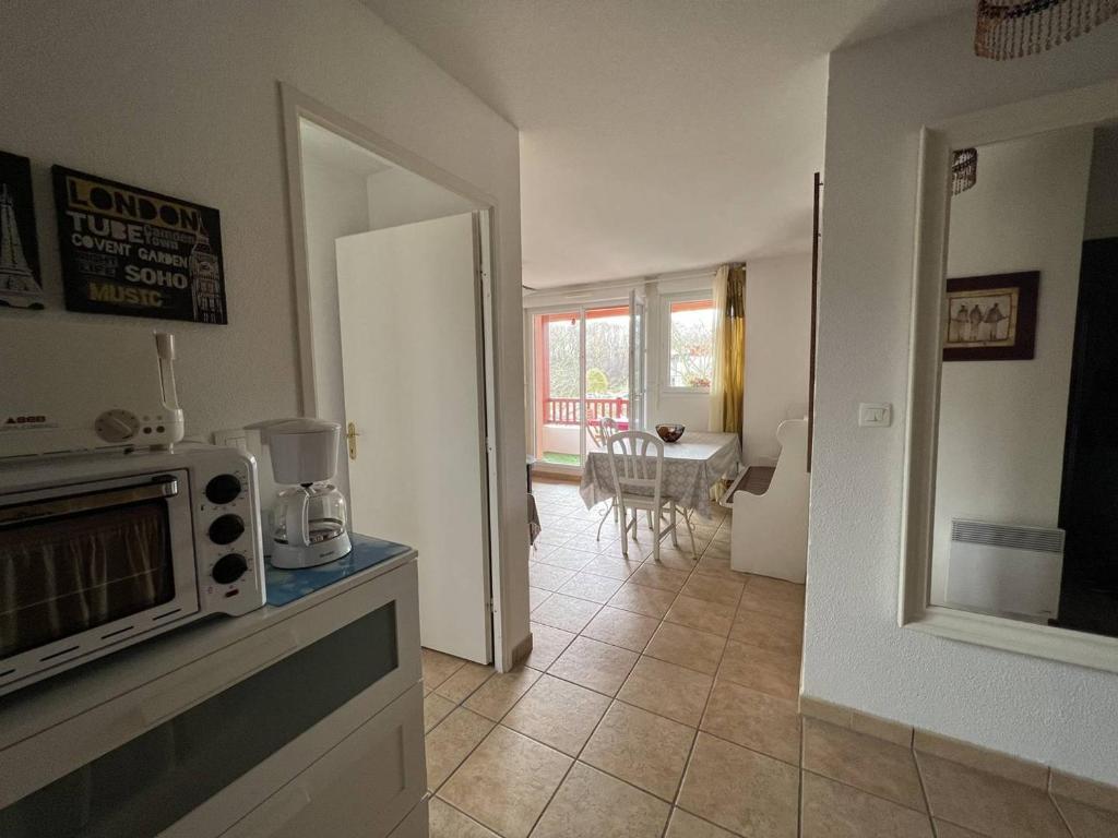 a kitchen with a microwave on top of a counter at Appartement Cambo-les-Bains, 2 pièces, 2 personnes - FR-1-495-59 in Cambo-les-Bains