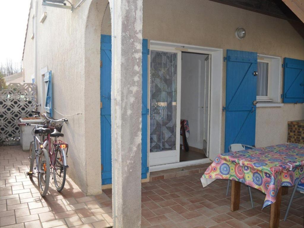 een fiets geparkeerd naast een gebouw met een tafel bij Maison Saint-Cyprien, 2 pièces, 6 personnes - FR-1-225D-95 in Saint-Cyprien