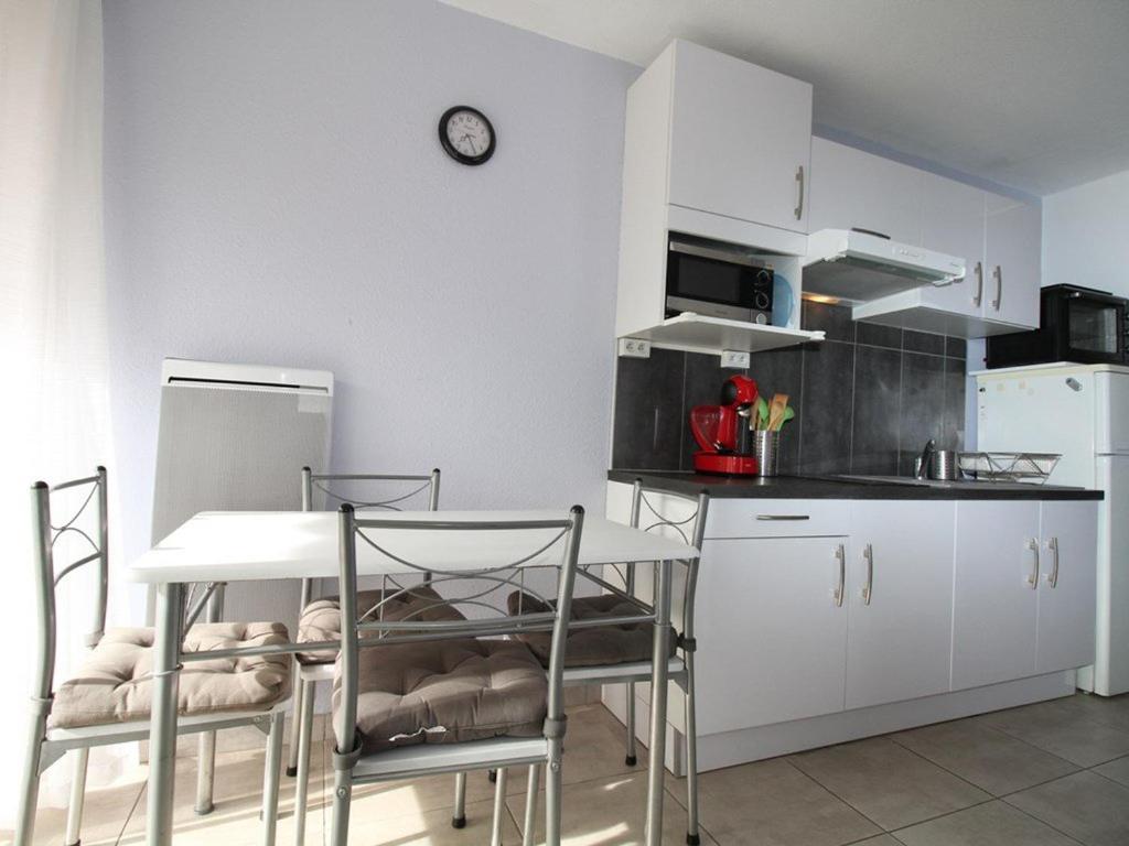 Virtuve vai virtuves zona naktsmītnē Appartement Balaruc-les-Bains, 1 pièce, 2 personnes - FR-1-553-16