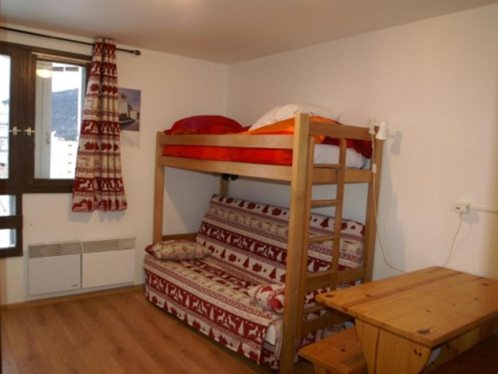 1 dormitorio con literas, mesa y escritorio en Appartement Les Adrets-Prapoutel, 1 pièce, 3 personnes - FR-1-557-10, en Les Adrets