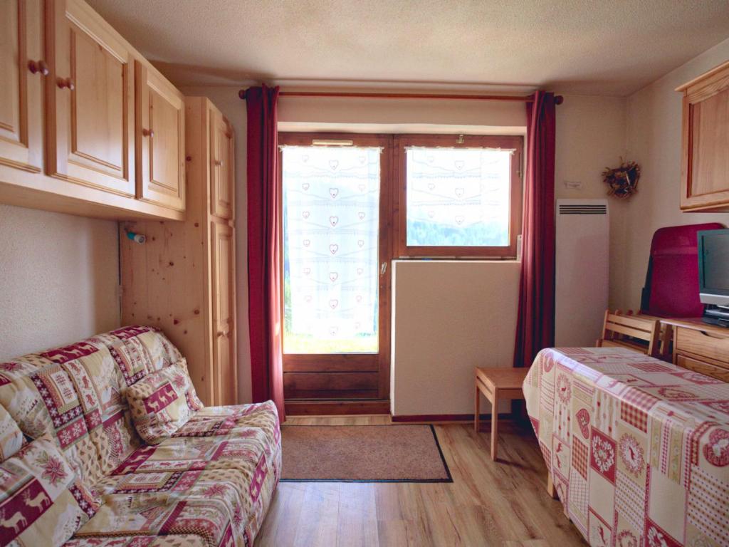 a living room with a couch and a window at Appartement Notre-Dame-de-Bellecombe, 2 pièces, 4 personnes - FR-1-505-29 in Notre-Dame-de-Bellecombe