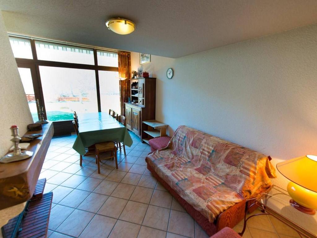 ein Wohnzimmer mit einem Sofa und einem Tisch in der Unterkunft Maison La Salle-les-Alpes, 4 pièces, 10 personnes - FR-1-330F-3 in La Salle Les Alpes