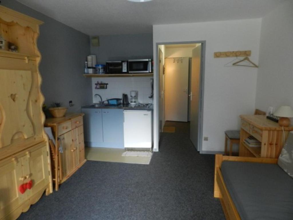 - une cuisine avec évier et comptoir dans la chambre dans l'établissement Studio cabine au pied des pistes - FR-1-557A-7, à La Ferrière