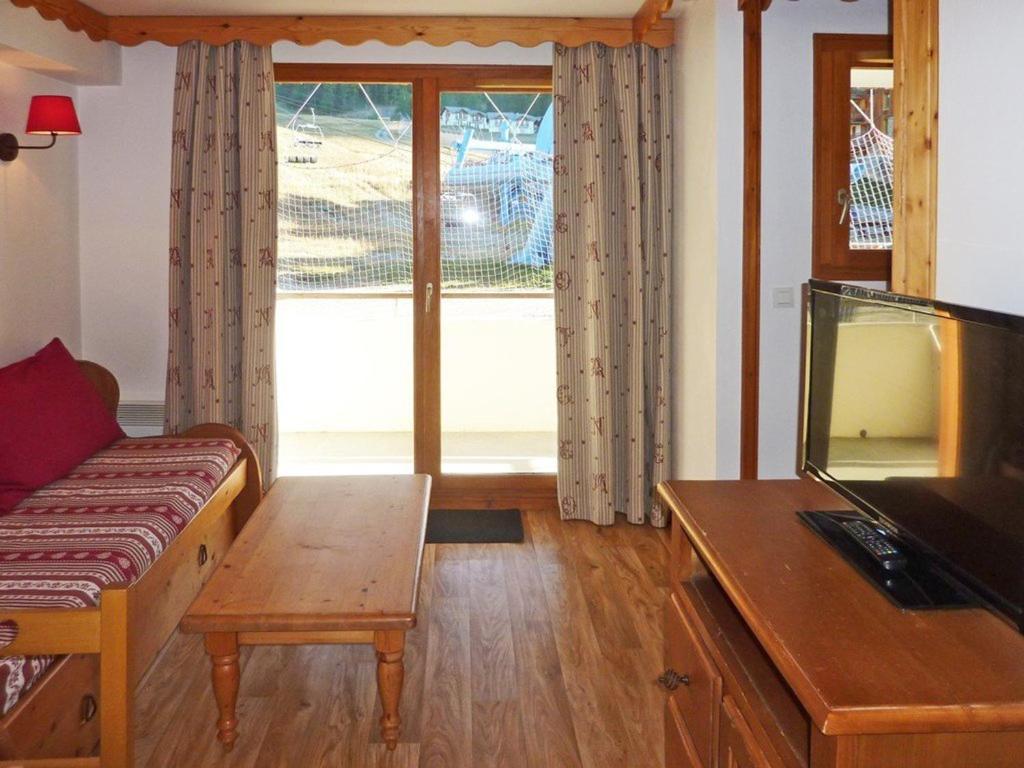 a living room with a couch and a flat screen tv at Appartement Les Orres, 2 pièces, 6 personnes - FR-1-322-382 in Les Orres