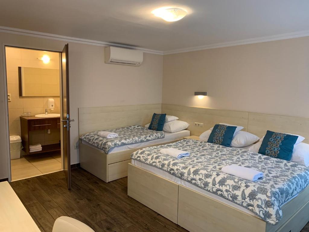 Posteľ alebo postele v izbe v ubytovaní Nimród Hotel és Ètterem