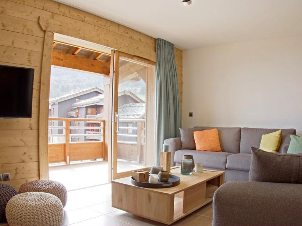 sala de estar con sofá y mesa en Appartement Valmorel, 4 pièces, 8 personnes - FR-1-291-833 en Valmorel