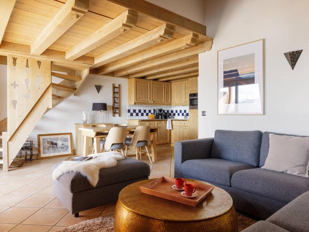 un salon avec un canapé et une table dans l'établissement Duplex 3 pièces, 4 pers., parking, ski-in/ski-out - FR-1-398-624, à Montvalezan