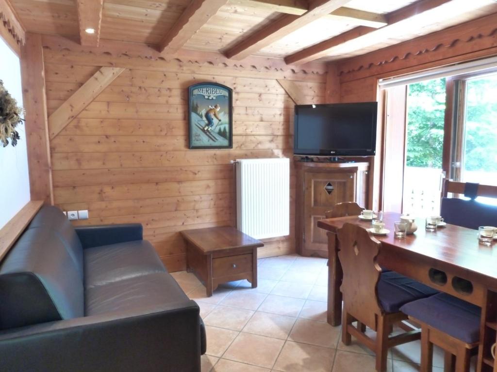 un salon avec un canapé et une table dans l'établissement Appartement 3 pièces 6 pers à Méribel Village, pied des pistes, balcon, piscine chauffée - FR-1-411-602, à Les Allues