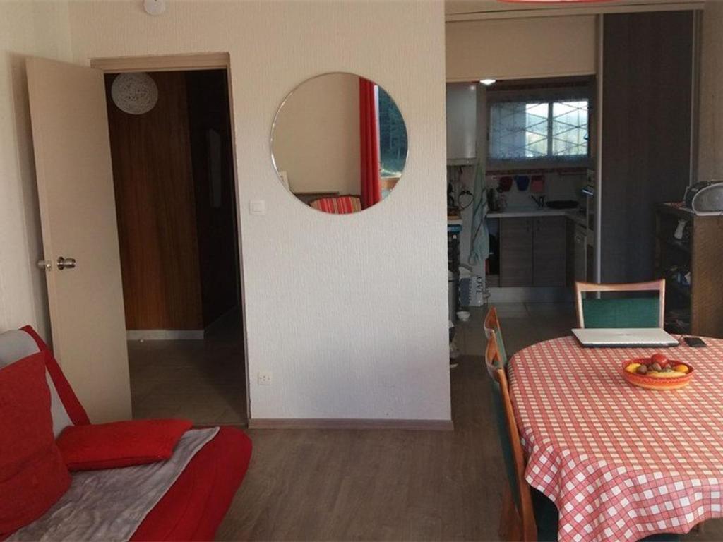 une pièce avec une table avec un ordinateur portable dessus dans l'établissement Appartement cosy 2 pièces cabine, proche commerces et pistes, 6 pers, animaux OK - FR-1-592-20, à Bolquère-Pyrénées 2000