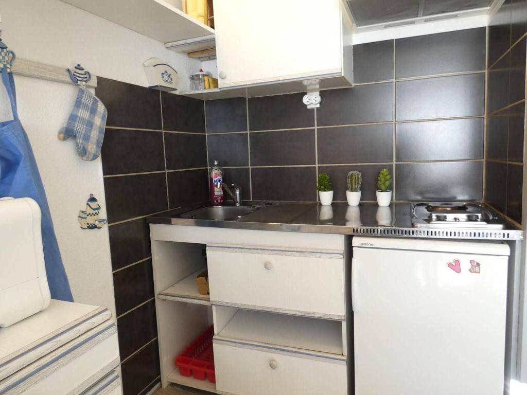 eine kleine Küche mit einer Spüle und einer Theke in der Unterkunft Studio Piau-Engaly, 1 pièce, 6 personnes - FR-1-457-241 in Aragnouet