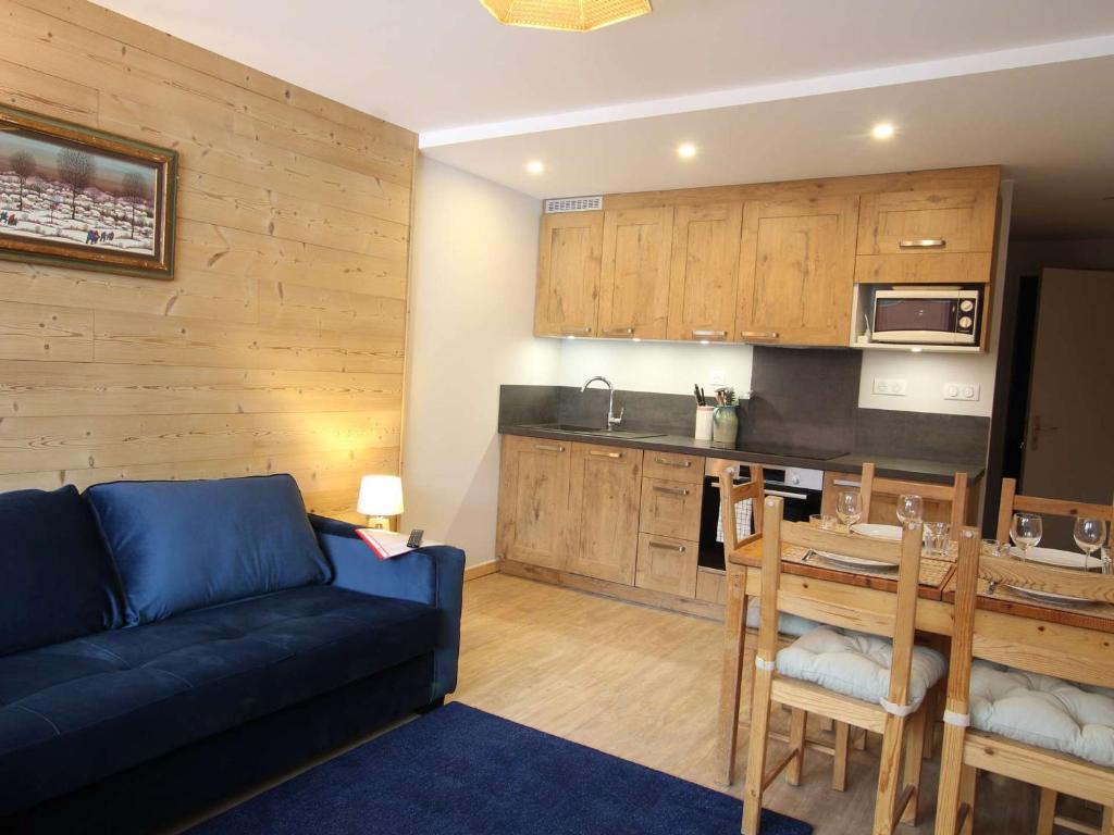 een woonkamer met een bank en een keuken bij Appartement Montgenèvre, 2 pièces, 6 personnes - FR-1-330D-115 in Montgenèvre