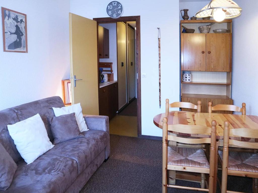 un salon avec un canapé et une table dans l'établissement Studio pour 4 avec balcon, accès direct pistes et commerces - FR-1-322-386, aux Orres
