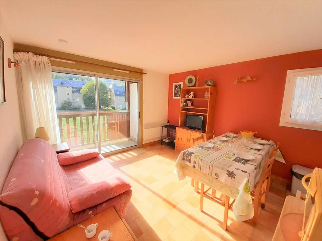 uma sala de estar com um sofá e uma mesa em Appartement Saint-Lary-Soulan, 3 pièces, 6 personnes - FR-1-457-246 em Saint-Lary-Soulan