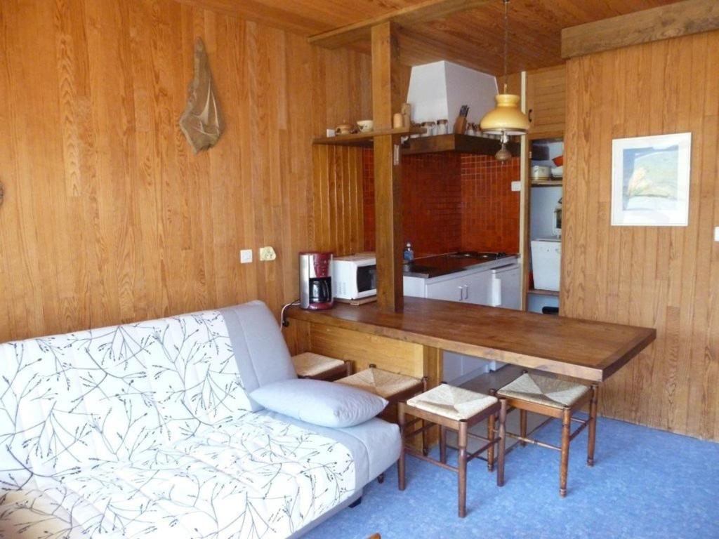 ein Wohnzimmer mit einem Sofa und einem Holztisch in der Unterkunft Studio Arette, 1 pièce, 4 personnes - FR-1-602-15 in Arette