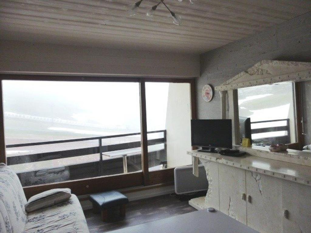 Cette chambre dispose de deux fenêtres et d'un bureau avec un ordinateur. dans l'établissement Studio 6 personnes, balcon, proche pistes et commerces - FR-1-602-34, à Arette