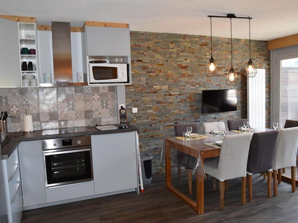 Køkken eller tekøkken på Appartement cosy avec balcon et parking à Montgenèvre - FR-1-266-150