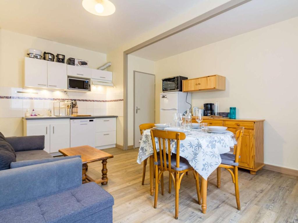 cocina y sala de estar con mesa y sillas. en Appartement Barèges, 3 pièces, 6 personnes - FR-1-403-96, en Barèges