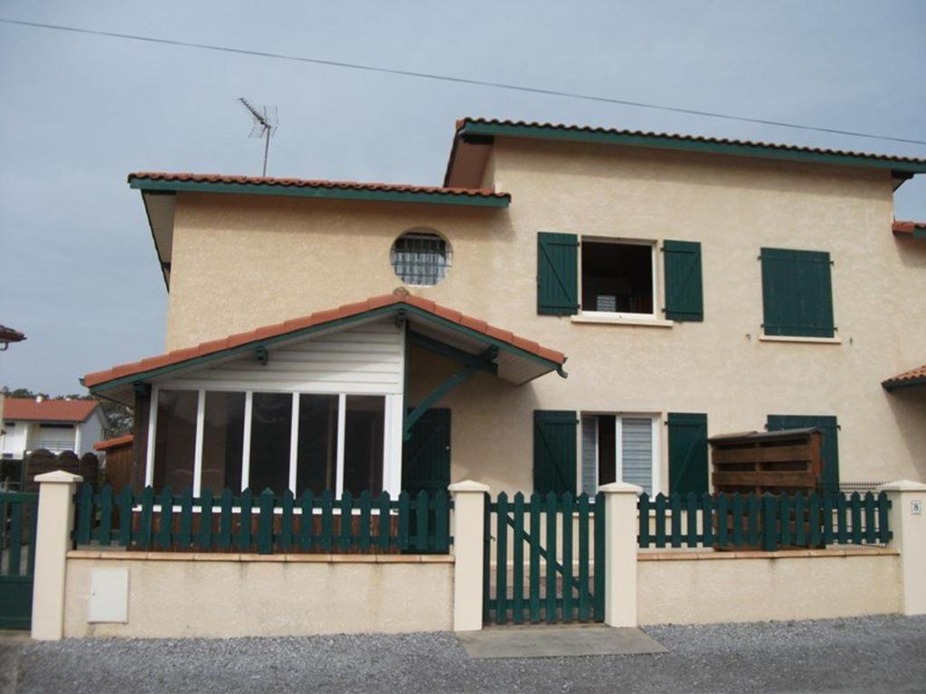 a house with a green fence in front of it at Maison Vieux-Boucau-les-Bains, 4 pièces, 4 personnes - FR-1-379-123 in Vieux-Boucau-les-Bains